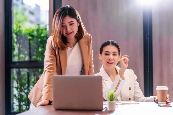 Twee Aziatische Zakenvrouwen Werken Met Het Partnerbedrijf Een Technologie Laptop — Stockfoto