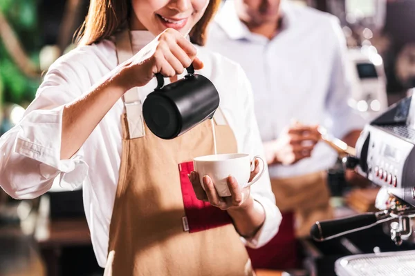 Asijské Barista Nalévání Mléka Šálek Kávy Která Espresso Latté Nebo — Stock fotografie