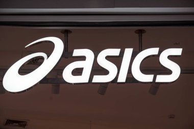 BANGKOK, THAILAND - Haziran 2020: Asics simgesi ve marka mağazası 14 Haziran 2020 tarihinde Bangkok, Tayland 'da ICONSIAM mağazasında. Ben zaten 9 Kasım 2018 'de açığım..