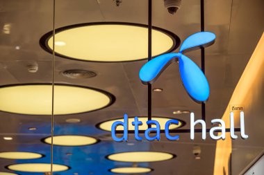 BANGKOK, THAILAND - Haziran 2020: ICONSIAM mağazasının önündeki DTAC amblemi 14 Haziran 2020 'de Bangkok, Tayland' da. Ben zaten 9 Kasım 2018 'de açığım..