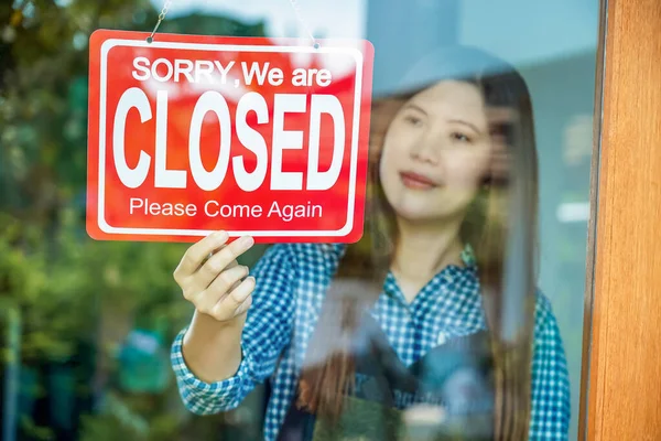Close Hand Van Aziatische Jonge Vrouw Instelling Close Sign Bij — Stockfoto