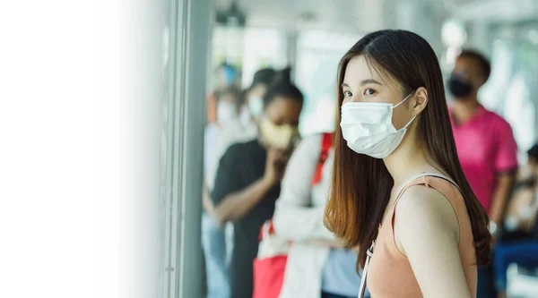 Joven Pasajera Asiática Con Máscara Quirúrgica Autobús Espera Estación Con —  Fotos de Stock