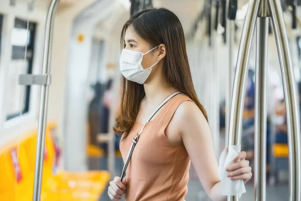 Giovane Passeggera Asiatica Con Maschera Chirurgica Mano Che Tocca Con — Foto Stock