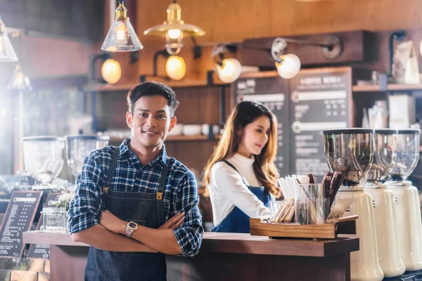 Portret Van Aziatische Jonge Kleine Ondernemer Met Coffeeshop Voor Balie — Stockfoto