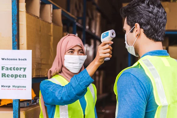 Lavoratrice Musulmana Utilizza Termometro Infrarossi Digitale Medico Misurare Temperatura Lavoratore — Foto Stock
