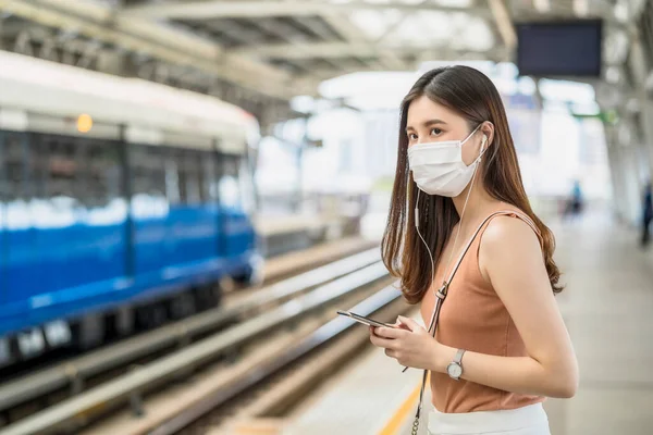 Giovane Passeggera Asiatica Che Indossa Maschera Chirurgica Ascolta Musica Tramite — Foto Stock