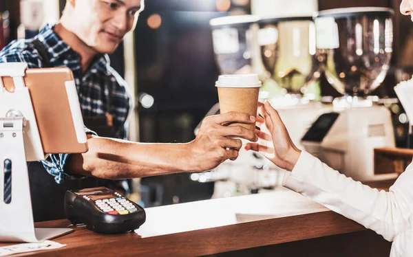 Aziatische Barista Serveert Een Papieren Kopje Koffie Aan Klant Coffeeshop — Stockfoto