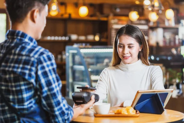 Asyalı Bir Müşteri Kredi Kartıyla Küçük Işletme Sahibi Asyalı Barista — Stok fotoğraf