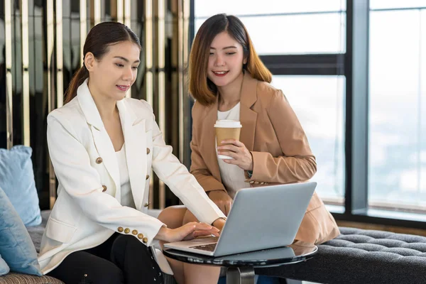 Twee Aziatische Zakenvrouwen Werken Met Het Partnerbedrijf Een Technologische Laptop — Stockfoto