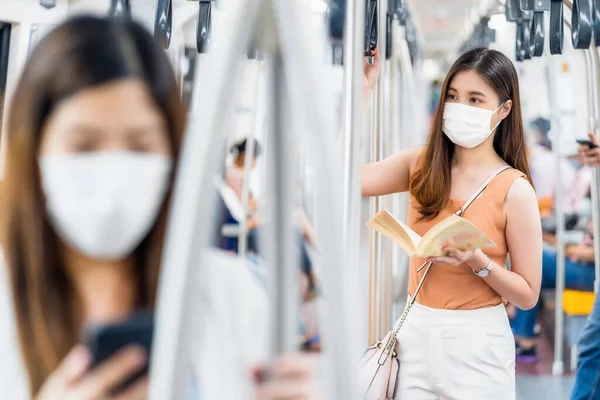 Giovane Passeggera Asiatica Indossando Maschera Chirurgica Leggendo Libro Treno Metropolitana — Foto Stock