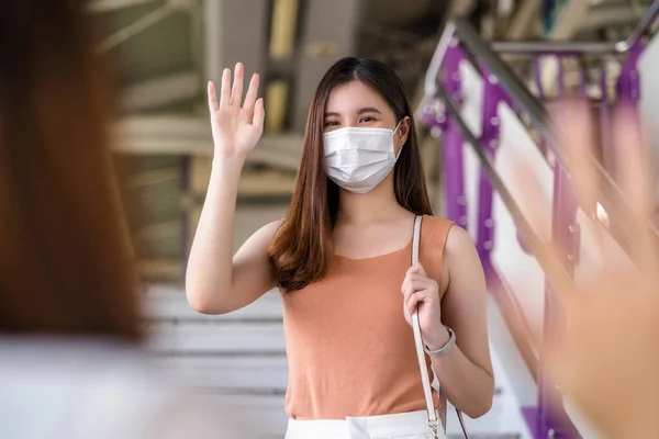 Joven Pasajera Asiática Con Máscara Quirúrgica Mano Ondulante Para Saludar —  Fotos de Stock