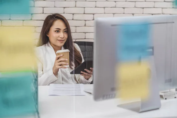 Mulher Negócios Asiática Segurando Xícara Café Papel Telefone Celular Trabalhar — Fotografia de Stock