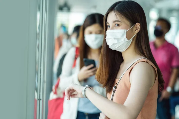 Joven Pasajera Asiática Usando Máscara Quirúrgica Comprobando Hora Cuando Espera —  Fotos de Stock