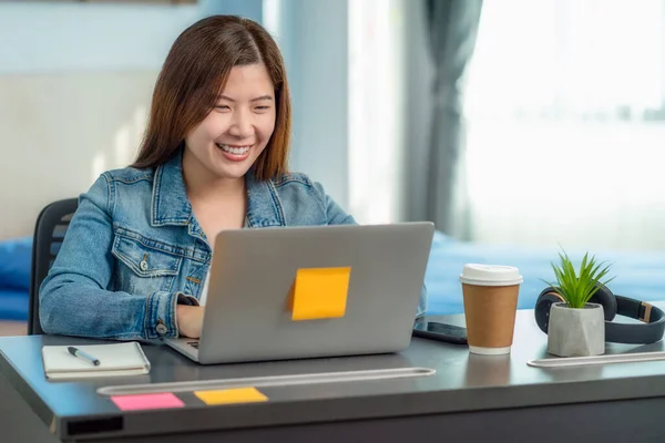 Azjatycka Kobieta Biznesu Pomocą Laptopa Technologii Pracy Domu Krytej Sypialni — Zdjęcie stockowe