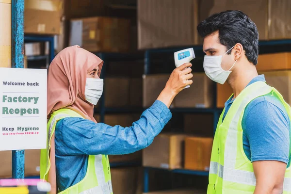 Lavoratrice Musulmana Utilizza Termometro Infrarossi Digitale Medico Misurare Temperatura Lavoratore — Foto Stock