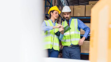 Depo çalışanlarının müdürü yerel depo veya fabrikadaki müdür yardımcısına ciddi bir şekilde bakar, Asyalı ve beyaz Kafkasyalılar, Ortaklar ve Meslektaşlar birlikte çalışır kavramı