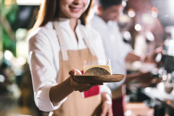 Aziatische Barista Serveren Taart Aan Klant Coffeeshop Kleine Ondernemer Startup — Stockfoto