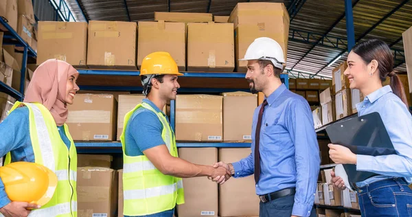 Grupo Diversidade Trabalhador Armazém Mão Tremendo Quando Sucesso Acordo Conjunto — Fotografia de Stock