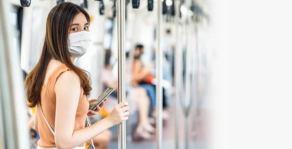 Joven Mujer Asiática Pasajera Con Máscara Quirúrgica Mirando Cámara Tren —  Fotos de Stock