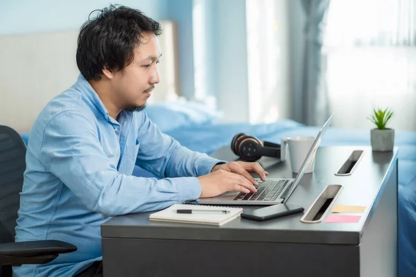 Hombre Negocios Asiático Que Utiliza Tecnología Portátil Trabajo Desde Casa —  Fotos de Stock