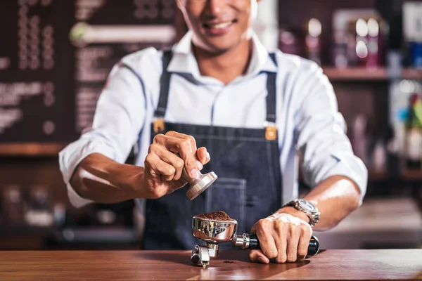 Asijské Barista Tamping Portafilter Příprava Šálek Kávy Espresso Latté Nebo — Stock fotografie