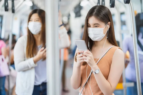 Joven Pasajera Asiática Usando Máscara Quirúrgica Escuchando Música Través Teléfono —  Fotos de Stock