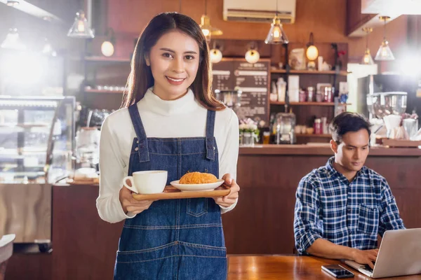Ázsiai Barista Kisvállalkozás Tulajdonosa Szolgál Fel Egy Csésze Kávét Croissant — Stock Fotó