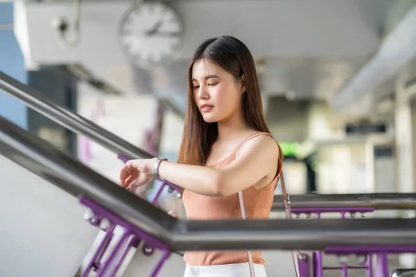 Молодая Азиатка Пассажир Используя Смартфон Поднимаясь Лестнице Метро Станции Время — стоковое фото