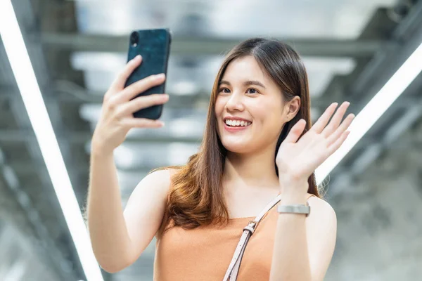 아시아의 승객은 스마트폰을 대도시를 친구에게 셀프나 비디오 콘퍼런스를 — 스톡 사진