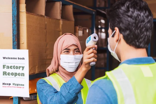 Trabalhadora Muçulmana Usando Máscara Cirúrgica Hijab Usa Medical Digital Infrared — Fotografia de Stock