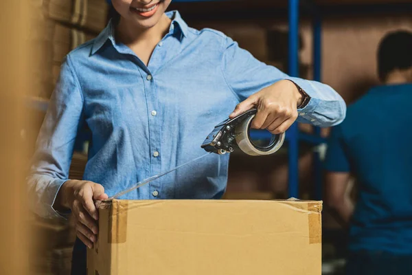 Closeup Warehouse Trabalhador Mulher Embalagem Caixa Papelão Com Fita Adesiva — Fotografia de Stock