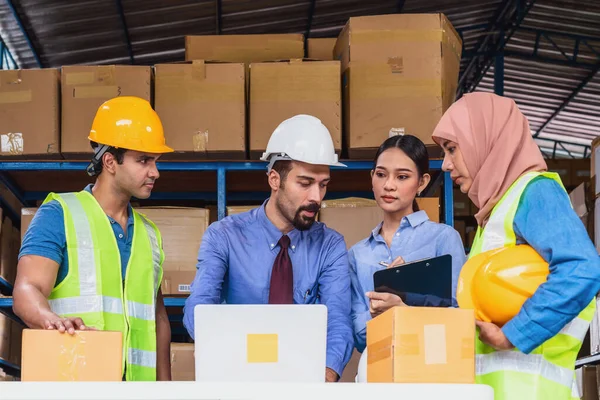 Gruppo Lavoratori Del Magazzino Diversità Incontro Brainstorming Insieme Nel Magazzino — Foto Stock