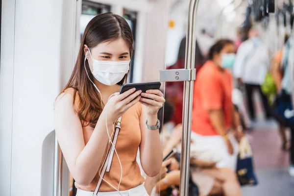 Giovane Passeggera Asiatica Che Indossa Maschera Chirurgica Ascolta Musica Tramite — Foto Stock