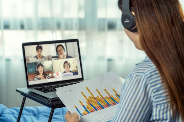 Achteraanzicht Van Aziatische Vrouw Die Werkt Online Samenkomt Videoconferentie Met — Stockfoto