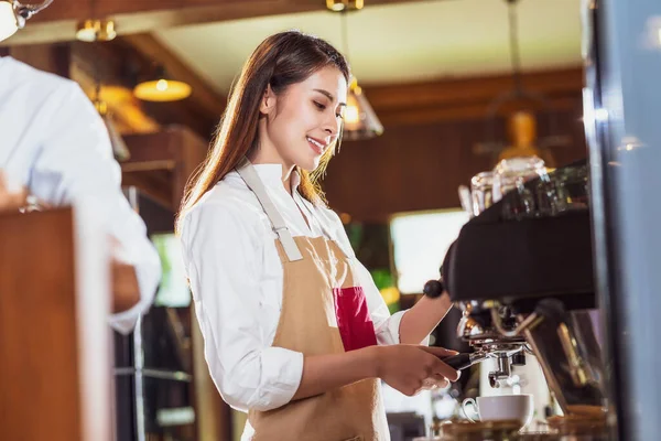 Asiatischer Barista Bereitet Tasse Kaffee Espresso Mit Latte Oder Cappuccino — Stockfoto