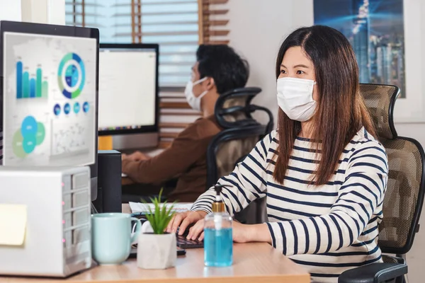 Par Colegas Asiáticos Usando Máscara Quirúrgica Trabajando Con Computadora Ministerio —  Fotos de Stock