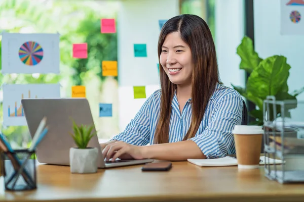 Empresária Asiática Sentada Trabalhando Com Laptop Tecnologia Sala Estar Interior — Fotografia de Stock