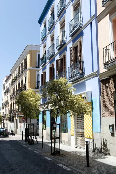 蓝色公寓房子对蓝天 西班牙 马德里 — 图库照片
