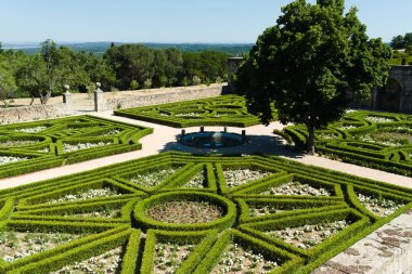 El Escorial 'ın saray bahçeleri. İspanya. Sarayın çalılı labirentlerinin en üst görüntüsü. İspanyol krallarının efsanevi koltuğu..