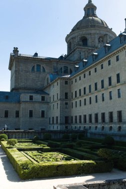 El Escorial 'ın saray bahçeleri. İspanya. Sarayın çalılı labirentlerinin en üst görüntüsü. İspanyol krallarının efsanevi koltuğu..