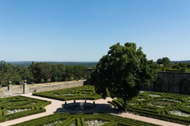 El Escorial 'ın saray bahçeleri. İspanya. Sarayın çalılı labirentlerinin en üst görüntüsü. İspanyol krallarının efsanevi koltuğu..