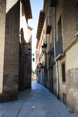 Eski apartmanlarla katedral duvarları arasında dar bir isthmus romantik bir manzara yaratır. Resim, tarihi Zaragoza 'nın yan sokaklarındaki yürüyüşün harika bir örneğidir. Eğer yeterince kalabalığınız varsa burası tam size göre bir yer..