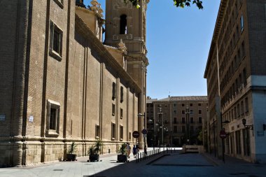 Bazen yan sokaktan bir bakış bize alışılmadık ve bilinmeyen bir görüntü verir. Zaragoza 'daki ünlü bazilikanın bu kiliseyi daha önce görülmemiş bir şekilde gösteren pek çok kuytu ve kuytu köşesi var. Farklı bir açıdan bakmaya değer..