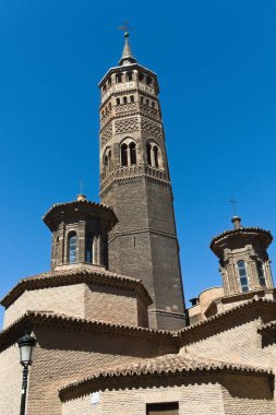 Mavi gökyüzüne karşı, eski minare bugün bir ortaçağ kilisesinin kulesidir. İspanya sadece burada görüşebileceğimiz mudejar tarihini gösteriyor. Bulutsuz gökyüzü, keskin güneş ve ilginç mimari Zaragoza 'yı keşfetmek için bir teşviktir.