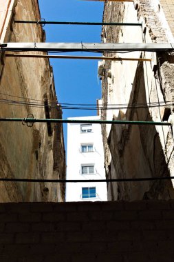 Eski apartmanlar her zaman kurtarılamaz. Bazen kimse gelmez ve yeni bir şey inşa etmek daha iyidir. Bu durum, bilinen binalar kadar ilginç ve şehre romantizm katıyor. Zaragoza. İspanya.