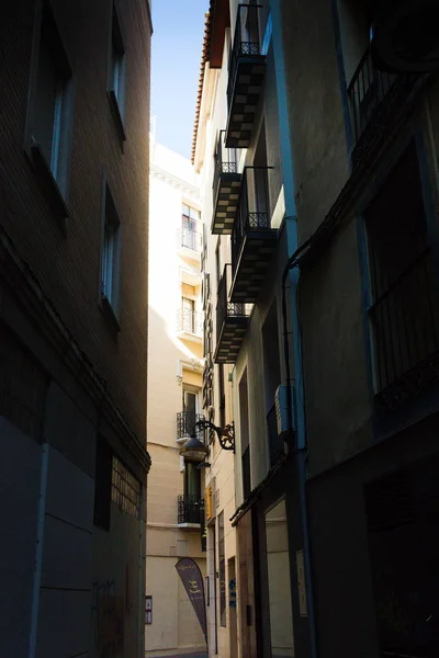 Malerische Mietskasernen Zaragoza Romantische Allee Mit Der Sonne Blauen Himmel — Stockfoto