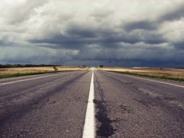 Bulutlu havalarda boş yol ve alanlar.