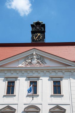 Holesov, Çek Cumhuriyeti, 16 Haziran 2018 - cephe Holesov Chateau, Moravia, bayrak ve saat ile