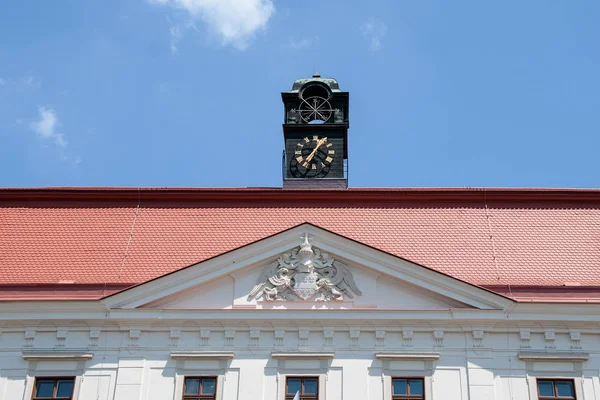 Holesov チェコ共和国 2018 Holesov シャトー ファサード モラヴィアの紋章と時計 — ストック写真