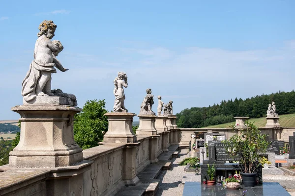 Strilky Republika Czeska Czerwca 2018 Posągi Wyjątkowym Barokowym Cmentarzu Wsi — Zdjęcie stockowe